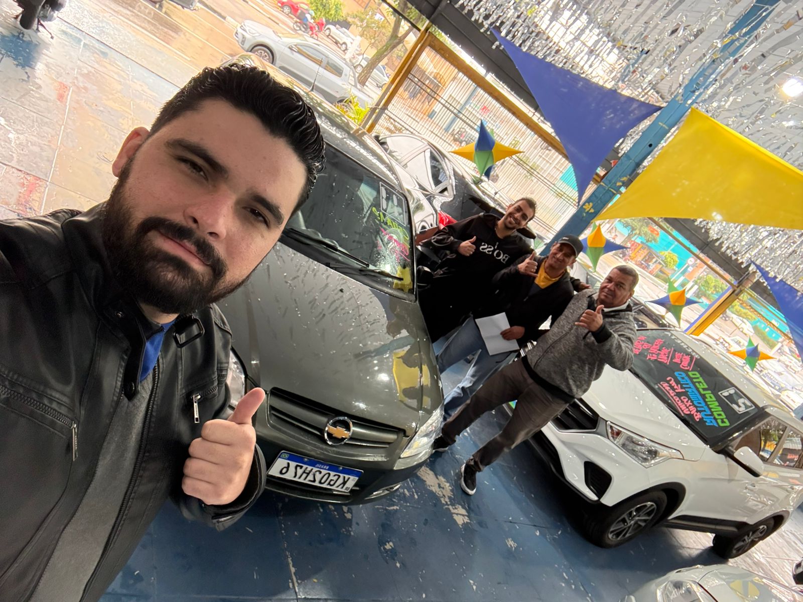Equipe Skina Automóveis com cliente