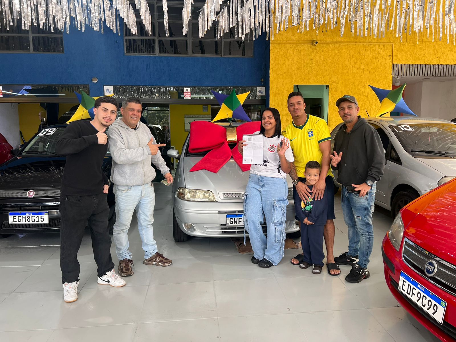 Família comemorando novo carro