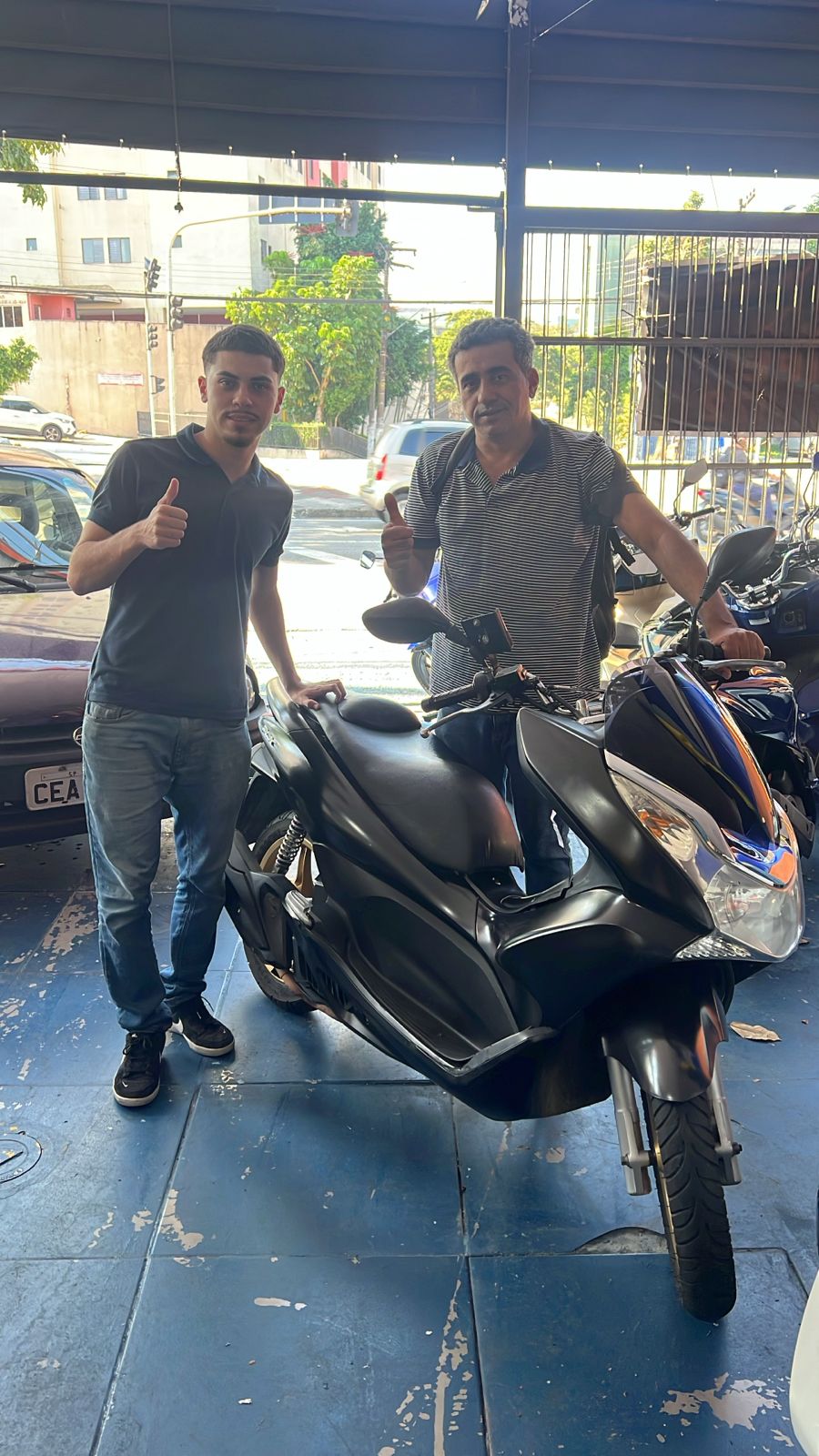 Cliente com moto Honda PCX