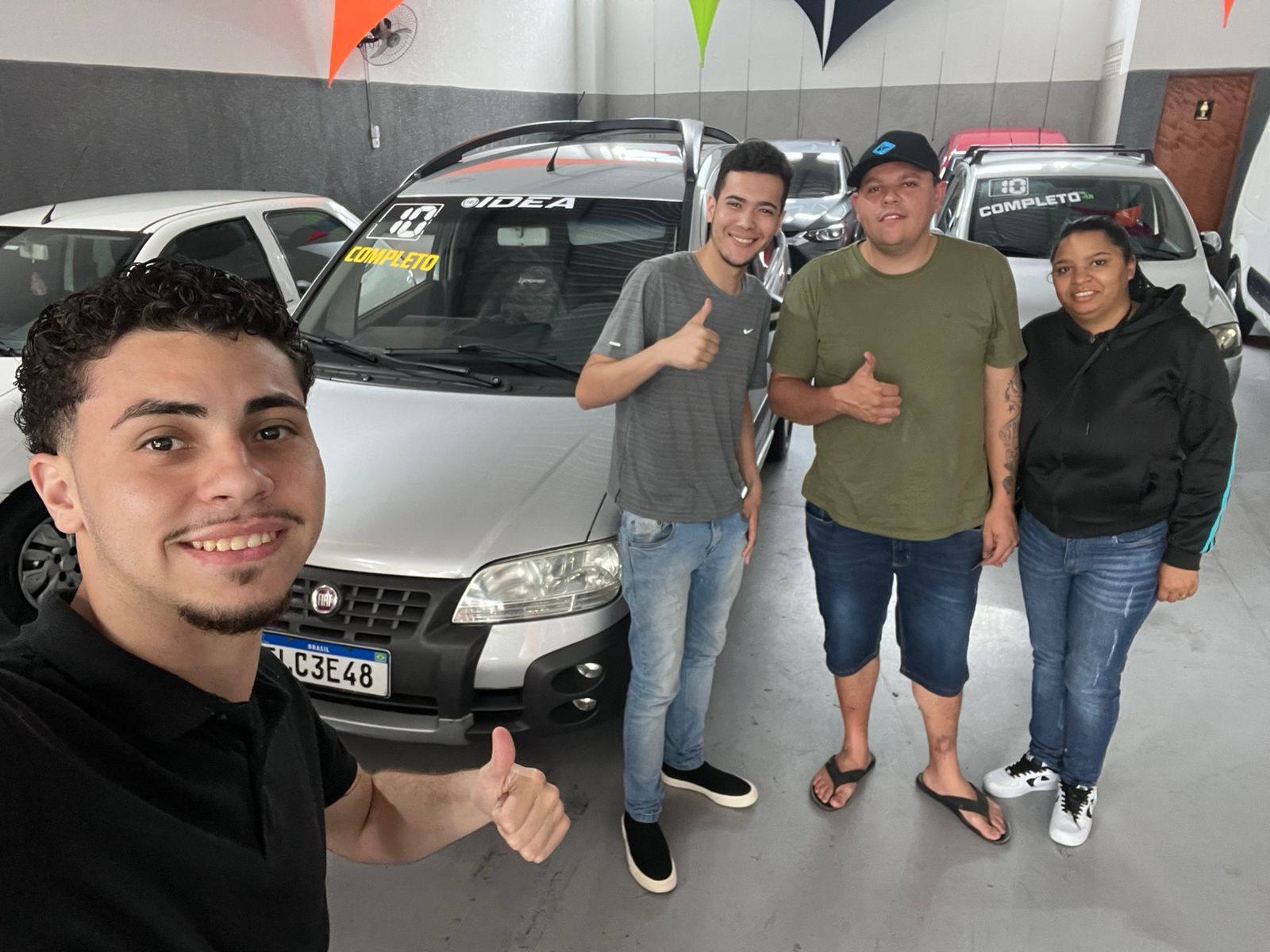Família com carro seminovo
