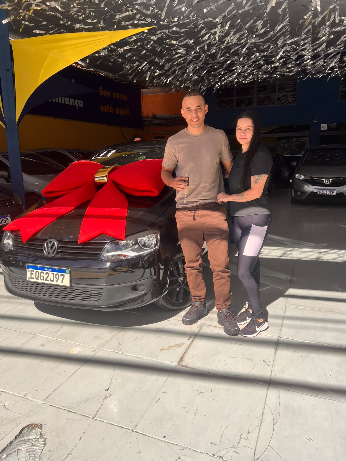 Casal recebendo carro novo