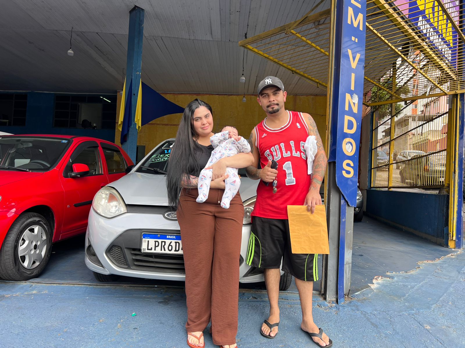 Família recebendo carro na Skina Automóveis